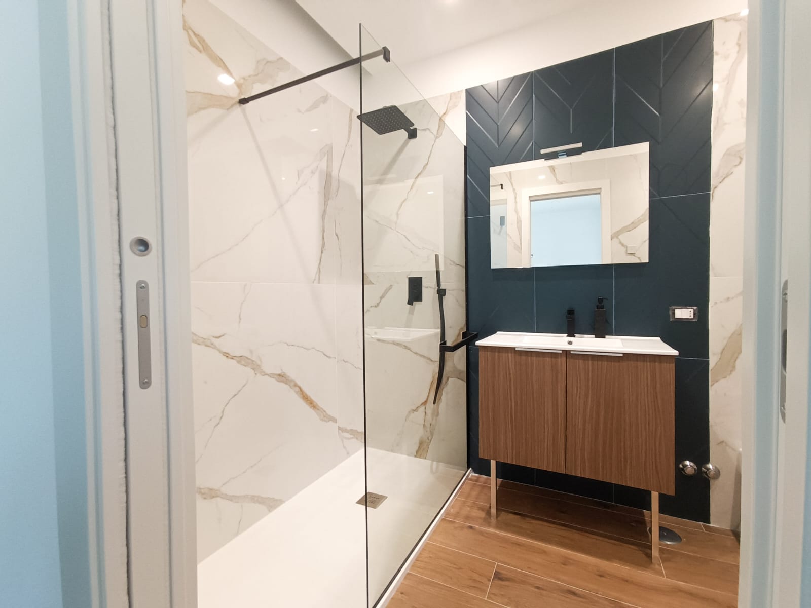 Bagno Luisa - doccia e lavabo